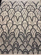 Fekete Couture Csipke Geometriai Mintával, Gyöngyökkel, Gyöngyöcskékkel és Flitterekkel